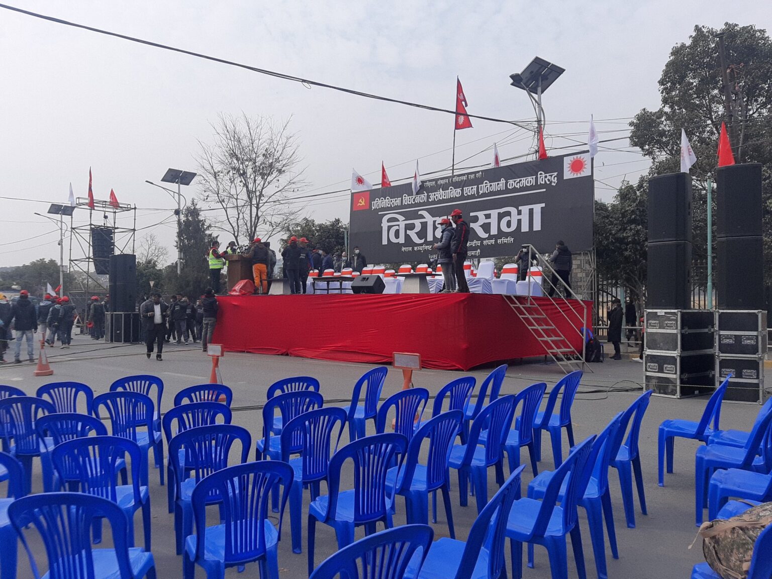 प्रचण्ड-नेपाल समूहको विरोधसभामा कुर्सी को प्रयोग हुने ।