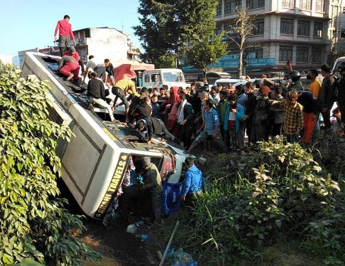 नारायणगढको लायन्स चोकमा बस दुर्घटना, स्थानीय द्वारा यात्रुको उद्धार (फोटो सहित)