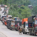 चितवनमा रोकिएका सवारीलाई गन्तव्यतर्फ जान प्रहरीको अनुरोध